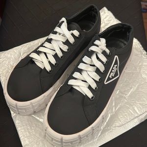 Platform black sneaker